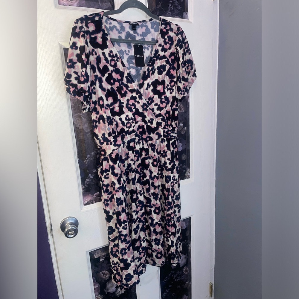 Torrid short sleeve floral faux wrap dress. Torrid size 1 (14).